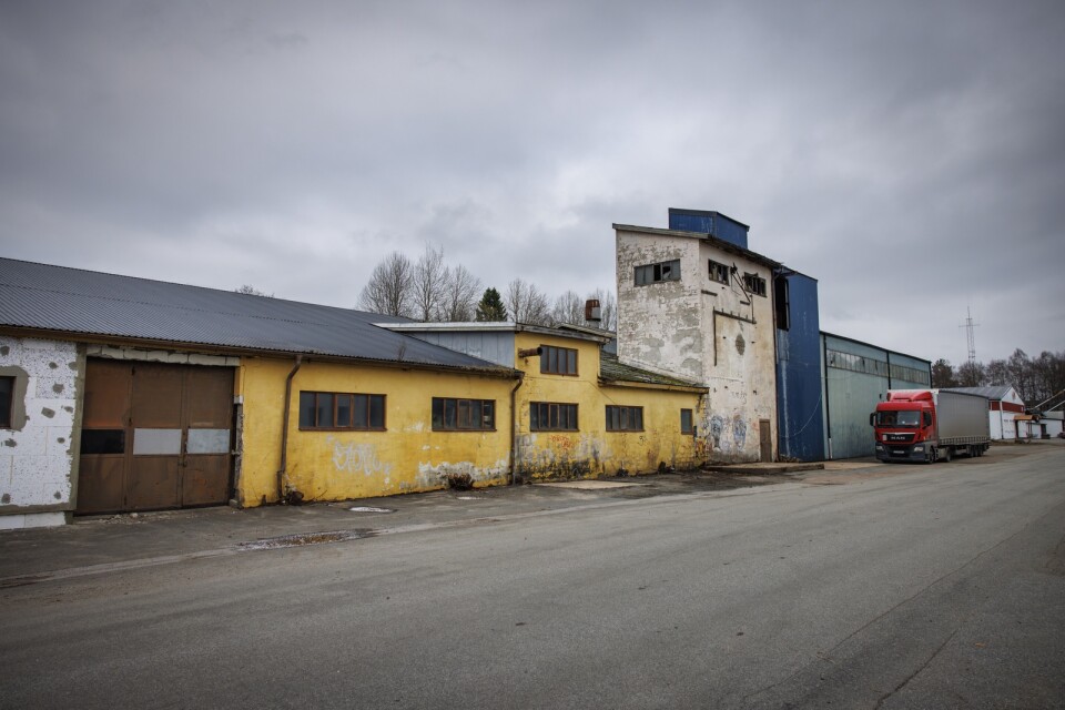 Gamla gjuteriet i Lönsboda är en skamfläck som fått förfalla i 30 år. Nu har Jonny och Oscar Olausson köpt fastigheten som nu rustas upp för att bli lager och husfabrik.