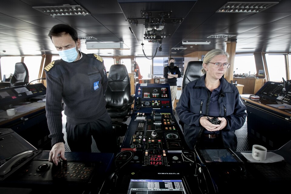 För att komma säkert i hamn i Kalmar samarbetar lotsen Angelica Severin med kapten Leino Jari på finska fartyget M/T Suula.