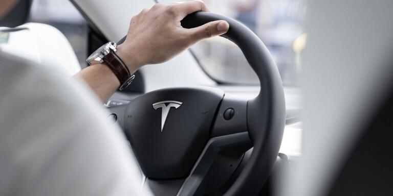 Teslabil går inte att styra – bilägare tar strid