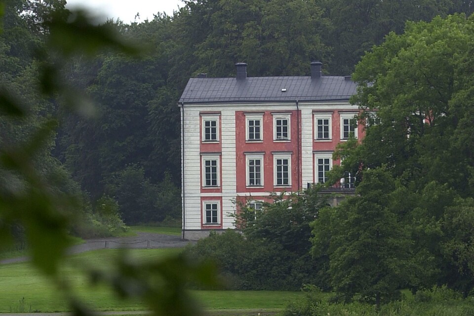 I parken och skogen kring Ovesholms slott får Fredrika Bremer och Per Johan Böklin större möjligheter att umgås ostört.