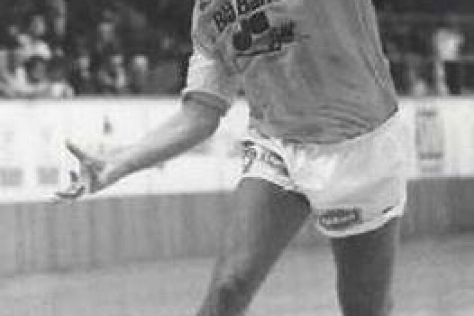 1990. Publikfavoriten och skyttekungen Lenarth Ebbinge var tillbaka i kristianstad och IFK-tröjan efter proffsåren i Spanien. "Ebba" sköt upp IFK i elitserien.