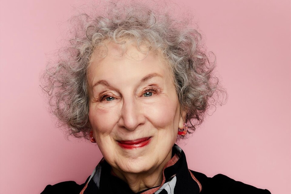 Margaret Atwoods nya novellsamling är tillägnad hennes bortgångne livskamrat.