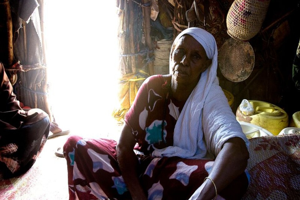 Hennes levebröd var att könsstympa unga flickor. Nu sitter Isnid Shurie, gammal och bitter i sin hydda. Men ändå har hon ett hjärta för de unga flickor som hon könsstympat och som sedan ska föda. Förlossningskomplikationerna gör att hon ändå tycker att förbudet är bra.