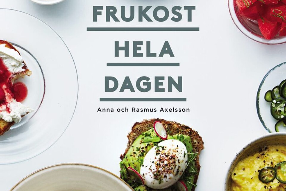 En av Sveriges mest uppmärksammade böcker just nu är ”Frukost hela dagen” av Anna och Rasmus Axelsson som driver Pom & Flora Café i Stockholm. En fint formgiven bok med cirka 70 recept på frukostmat som är lika god att äta hela dagen, Kristianstad Bokhandel, XXX kr.