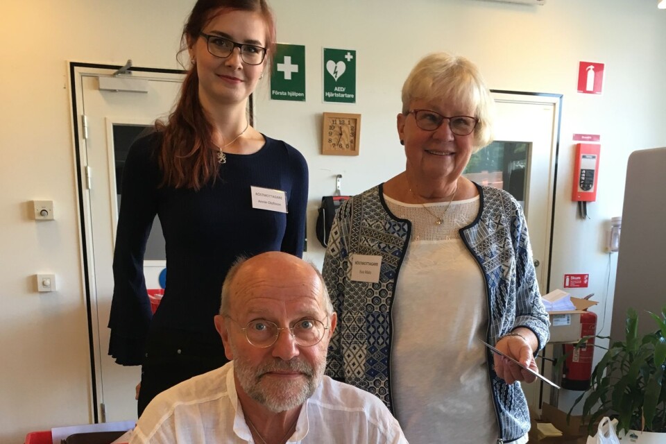 Ronny Haglund, Annie Olofsson och Eva Malo är några av de valarbetare som ser till att dagens röstprocess flyter på runt om i länet.