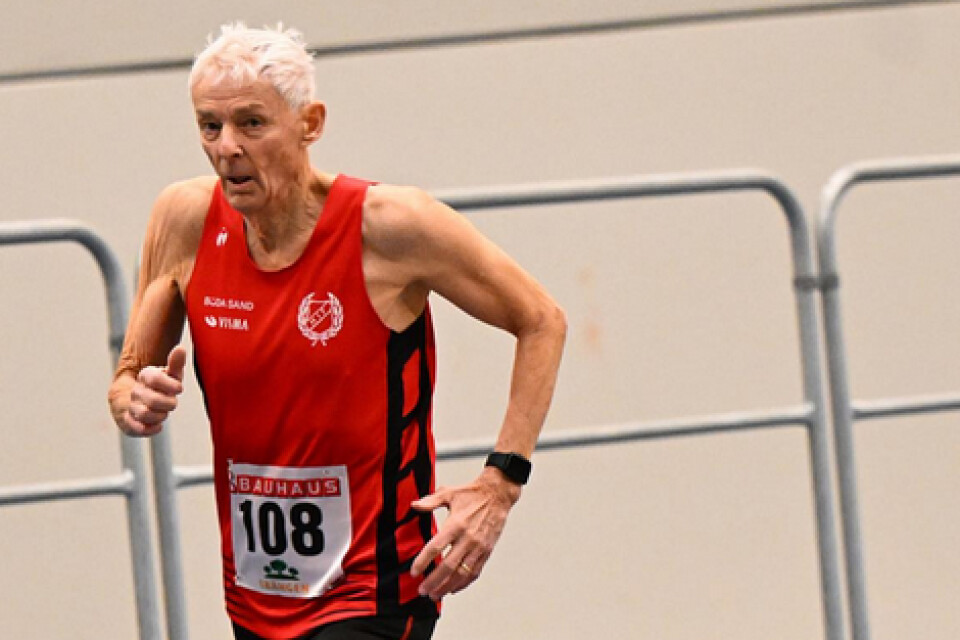 80-årige Ulf Wickbom älskar löpning. Nyligen tävlade han för Högby IF på veteran-SM.