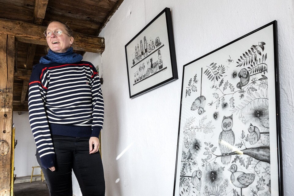 Nina Sinkkonen om hennes verk på Ålgården – ”Teckningen ser jag som en dagboksanteckning. Om att vara nära någon drabbad av åldrandets sjukdom.”