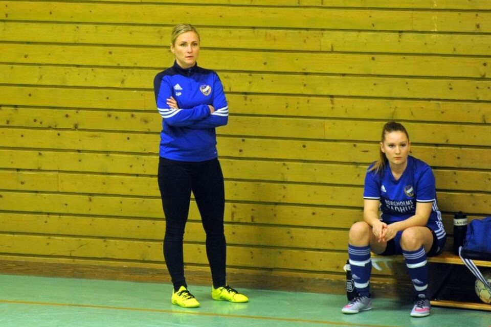 Rutinerade Sabrina Petersson har varit både tränare och spelare under inomhussäsongen. Men hon vill inte fortsätta coacha utomhus: ”Jag vill bara ägna mig åt att spela”.