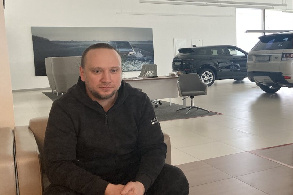 Nikolaj Tlustov, föreståndare för en bilhandel i Charkiv berättar att affärerna håller på att återhämta sig.