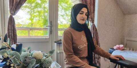 Flydde krigets fasor – nu öppnar 23-åriga Rahaf ny salong