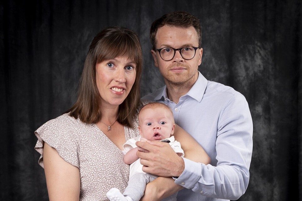 Cecilia Runesson och Michael Strauss fick sin son den 15 maj. Han var 56 cm vid födseln och nu är han 61 cm.