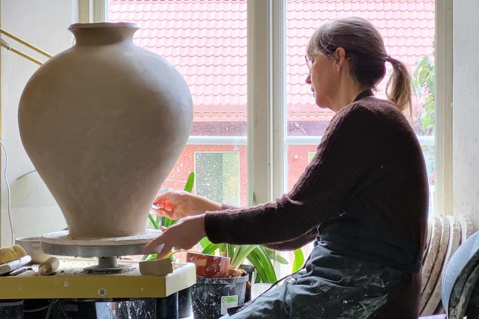 Yvonne Quirk driver en keramikverkstad i Gränna. ”Efter att ha drejat i flera år ville jag i det här projektet lära mig att bygga stora krukor. Den större volymen är utmanande och rolig att arbeta med samtidigt som jag fortsätter i den östasiatiska traditionen där jag finner min inspiration.”