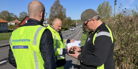 Förundersökningsledare Pär Åström Sand tittade närmare på olycksplatsen tillsammans med Alfredo Markezic, olycksutredare på Trafikverket och Torbjörn Andersson, brandman.
