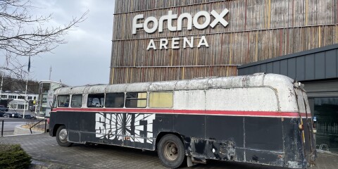 Den klassiska Bullet-bussen rullar igen och väntar utanför Fortnox Arena.