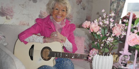Mona G hyllar countryikonen Dolly Parton. Den 20 juni släpper Växjöartisten skivan Dolly och jag.