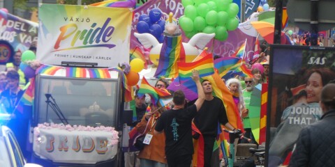 Tusentals färgglada människor fyllde Växjös gator i lördags när Pridetåget bjöd på karnevalsyra och glädjechock.