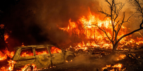 En byggnad och en bil brinner upp i den stora skogsbranden i Oroville. Bild tagen på tisdagen.