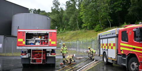 Flera personer ska ha fått brännskador efter en brand i skogen bakom Mölndals Energi.