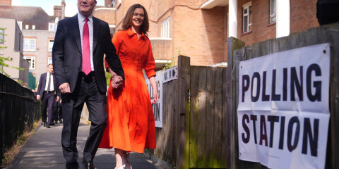 Labourledaren Keir Starmer och hans fru Victoria utanför en vallokal Camden i norra London. Opinionsundersökningarna pekar på att Starmer blir Storbritanniens nästa premiärminister.