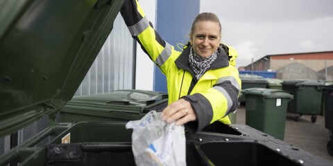 Avfallschefen Marika Tagel Mårtensson slänger en plastpåse från en producent i facket för återvinning. Andra plastpåsar ska i restavfallet.