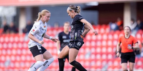 Häckens Johanna Fossdalsá Sørensen och Växjö DFFs: Larkin Russell i en närkamp.