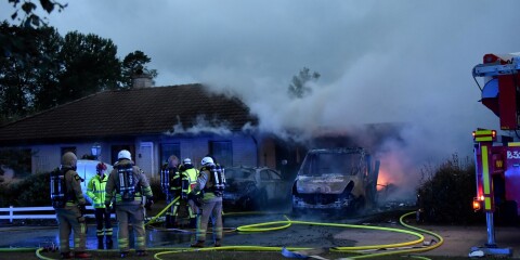 Brand i husbil spreds till villa – utreds som mordbrand