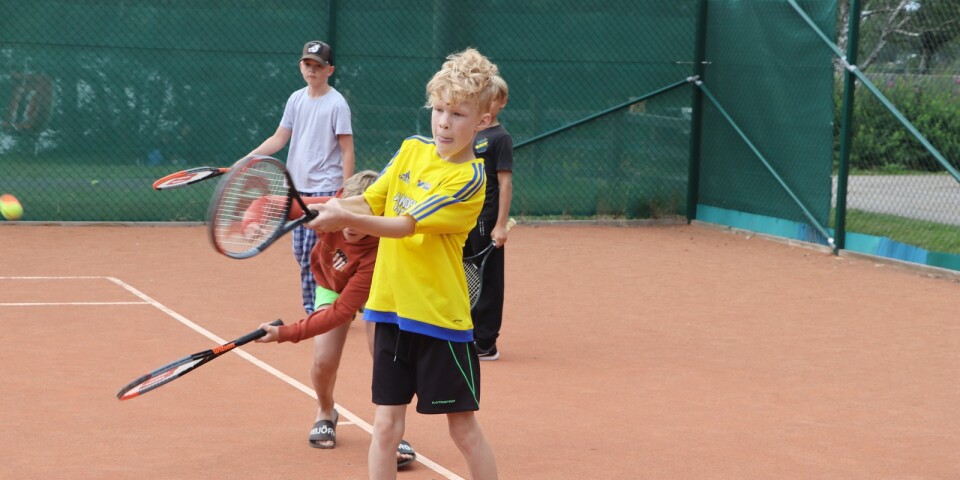 Tennisskola lockar semestrande och lokalboende barn till Gösjön