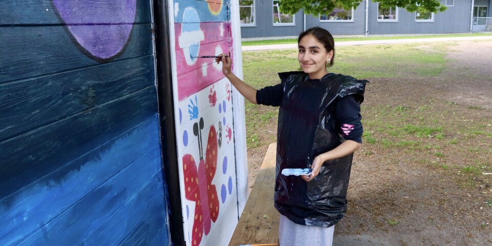 Slitet bollplank blir till konstverk – elever sätter färg på sin skolgård