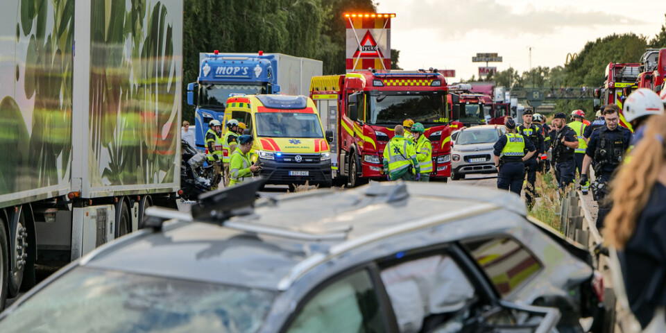 Flera personer har förts till sjukhus efter en trafikolycka med flera fordon i skånska Kävlinge.