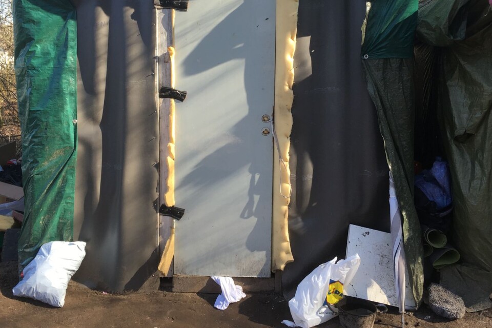 Ett av de tre ”husen” i EU-migranternas läger” i Ulricehamn. Som skydd mot väder och vind används presenningar.