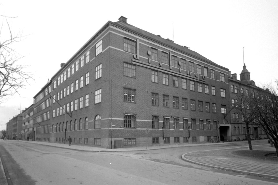 Andra huset på höger sida från kanalen räknat i korsningen Götgatan/Föreningsgatan är det så kallade Distingohuset, uppfört 1928.