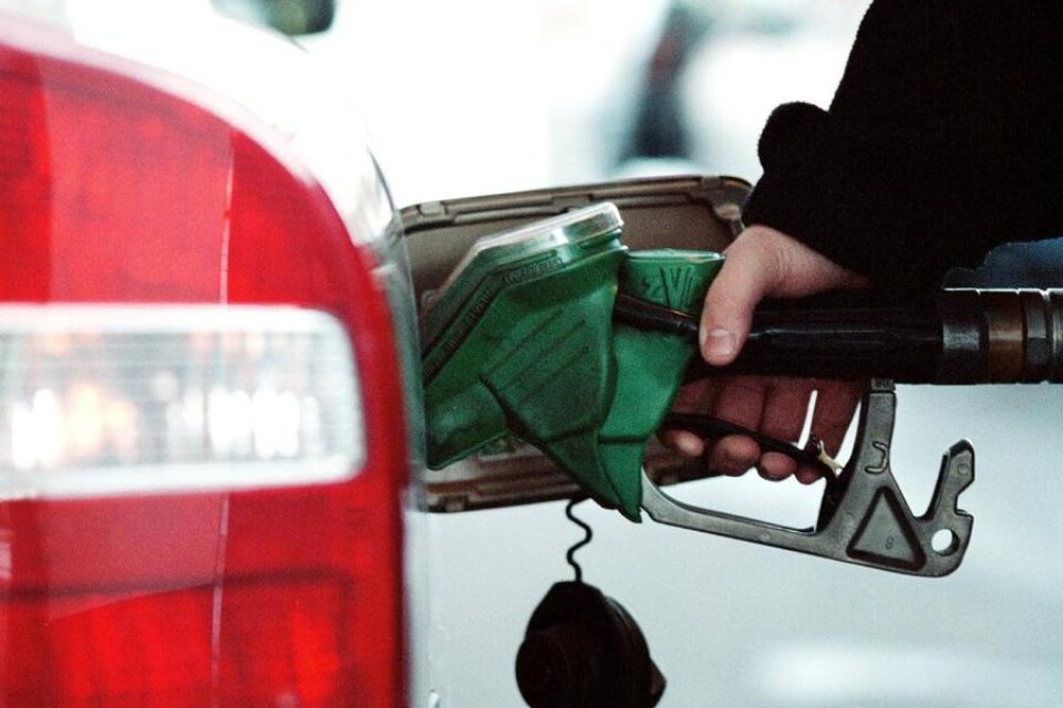 Billigare bränsle är bra för alla. SD skriver om ett av sina viktigaste vallöften.