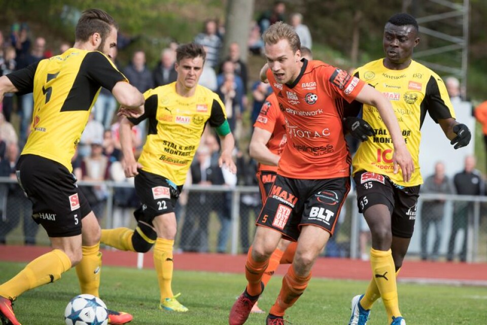 FK Karlskrona–Mjällby AIF från en match förra våren. I år slåss de båda igen om (förhoppningsvis) topplaceringar.