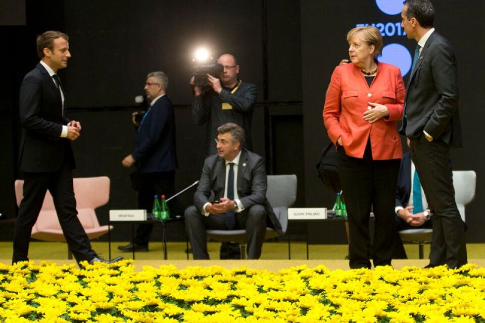Tysklands förbundskansler Angela Merkel anar fara å färde och vänder blicken mot Frankrikes president Emmanuel Macron samtidigt som hon talar med den österrikiske statsministern Christian Kern under det digitala toppmötet i Tallin i år. Macron är den av EU:s regeringschefer som just nu hårdast driver på för en snabb en förändring av EU:s institutioner.