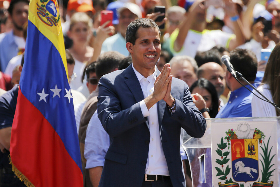 Venezuelas oppositionsledare Juan Guaidó, som har utropat sig till president, under ett möte med sina anhängare i lördags.