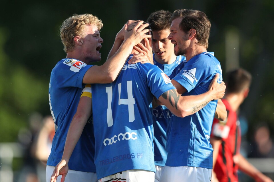 TFF:s Alexander Blomqvist har gjort 1-0 och hyllas under torsdagens allsvenska fotbollsmatch mellan Trelleborgs FF och IF Brommapojkarna på Vångavallen.