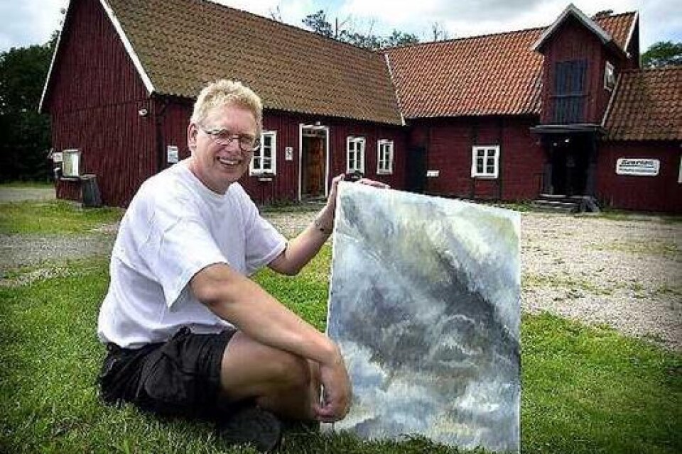 Lasse Eriksson ställer ut sin musikinspirerade konst på Nymölla kvarn. Bild: TOMMY SVENSSON