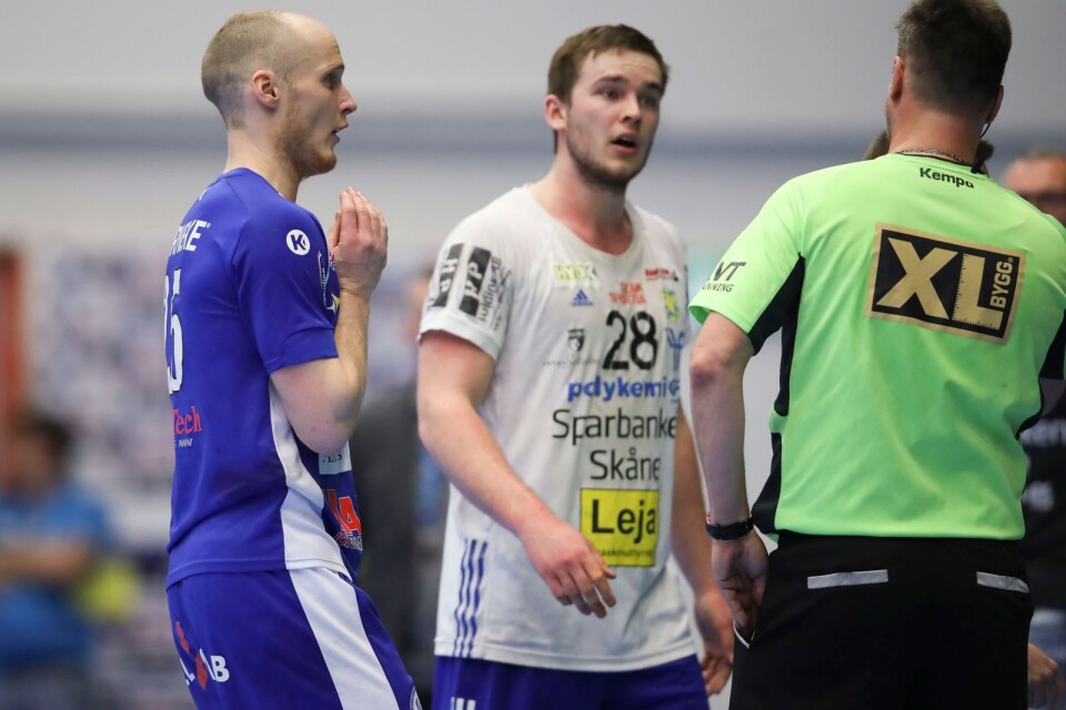 Allingsås Andreas Berg och Ystads Jonathan Svensson blir utvisade under onsdagens handbollsmatch kvartsfinal 3  i Estrad Alingsås.