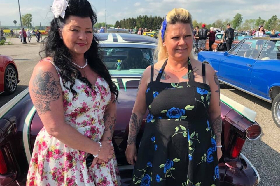 Systrarna Liliana och Viveka Larsson skaffade sin Oldsmobile från 1958 för ett och ett halvt år sedan. Då hade de drömt om en egen bil i 30 år. ”Det har varit en stor dröm som gick i uppfyllelse,” säger Viveka. Idag visar de upp sin skönhet under cruisingen i Ystad.