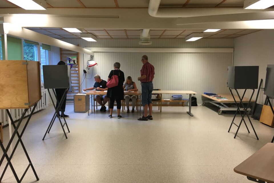 Röstande i Björhalla vallokal, Asarum.