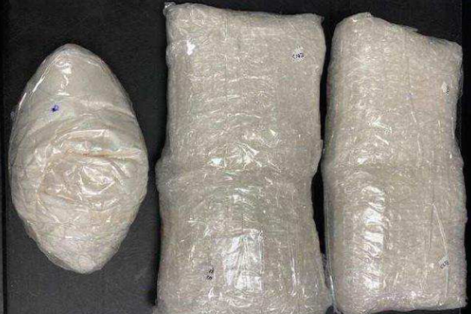 Fem kilo amfetamin förpackat i tre paket upptäckte tullen när de kontrollerade försändelsen från Nederländerna som var på väg till Hässleholm.