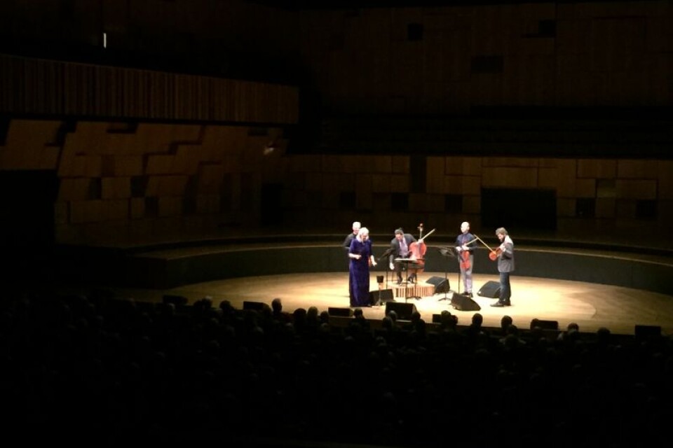 På scen i Malmö Live i torsdags, 11 januari: Anne Sofie von Otter med Brooklyn Rider: Colin Jacobsen (violin), Michael Nicolas (cello), Nicholas Cords (viola) och Johnny Gandelsman (violin).
