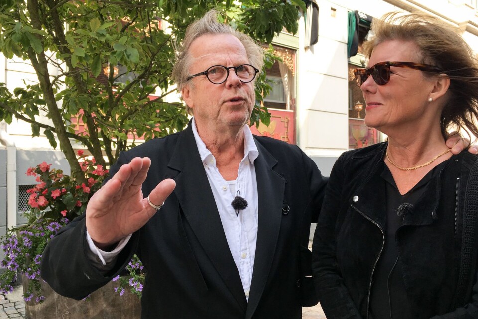 Krister Henriksson och Susanne Cederberg i samspråk på gågatan i Ystad.