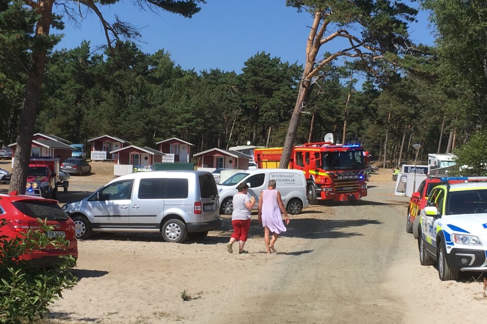 Polis, räddningstjänst, ambulanssjukvård och en räddningshelikopter från Sjöräddningen larmades till Löderups strandbad.