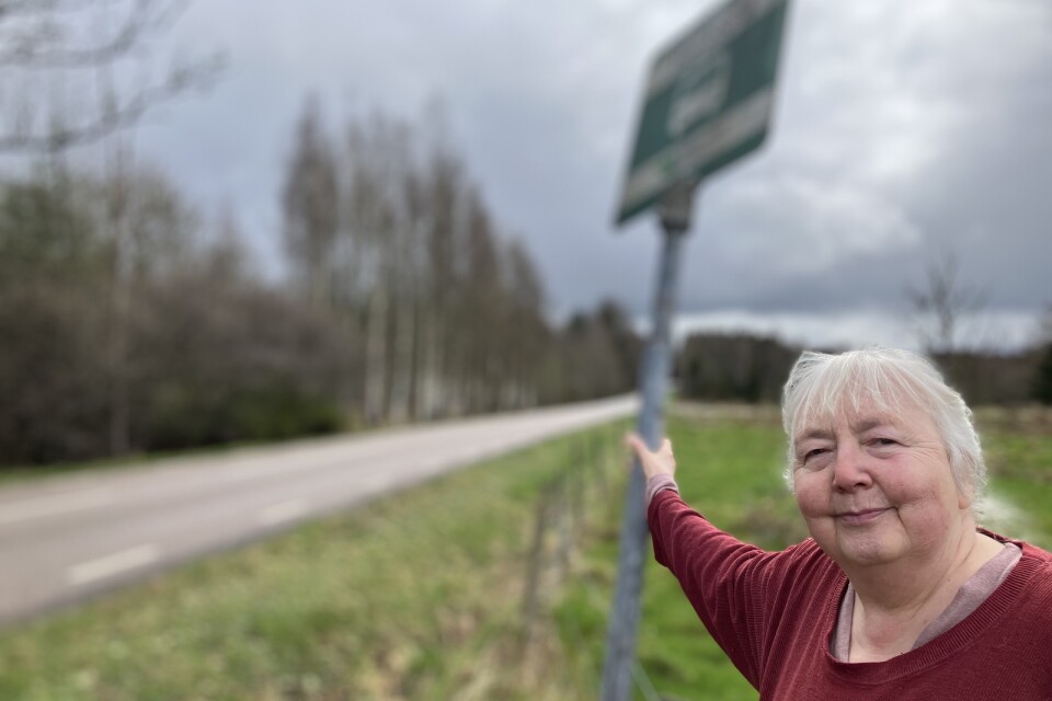 Ulla Hamberg ser inte hur hon ska kunna bo kvar i Hjulatorp om Närtrafiken försvinner. Den har varit hennes livlina sedan maken gick bort.