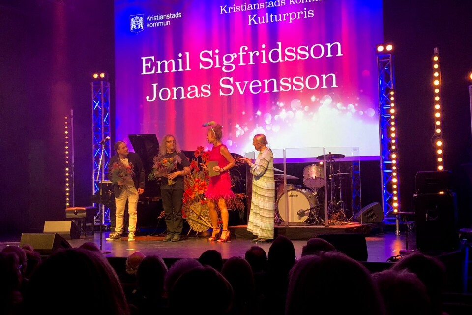 Här får Emil Sigfridsson och Jonas Svensson ta emot kommunens kulturpris.