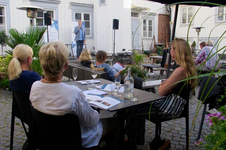 Under tisdagskvällen var det programsläpp på Landbron för CIFF. På scen berättar Henrik JP Åkesson om festivalens grunder - öppenhet, frihet och fred.