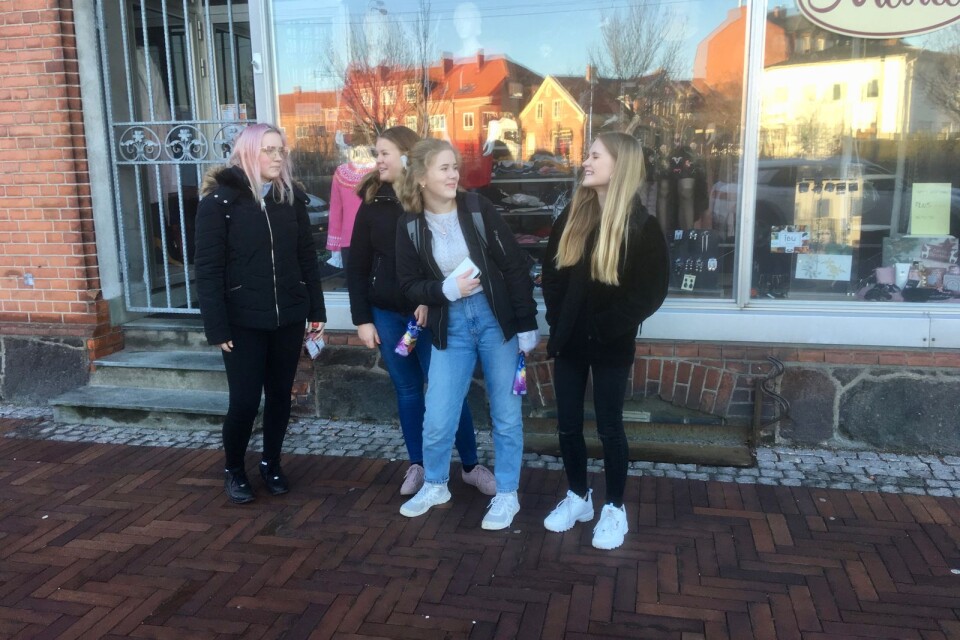 Natalie Öberg Sand, Elina Borgman, Sanna Rytting Persson och Mathilde Möller i klass 9 på Alléskolan fick en oväntad håltimme under strömavbrottet.