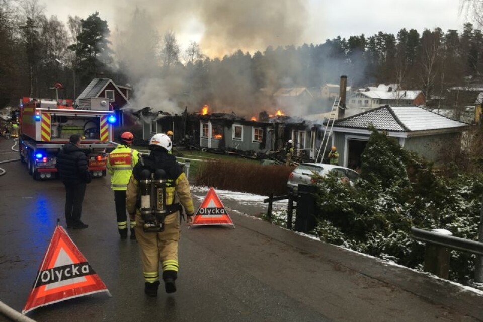 Branden var kraftig och villan var övertänd när räddningstjänsten kom till platsen.