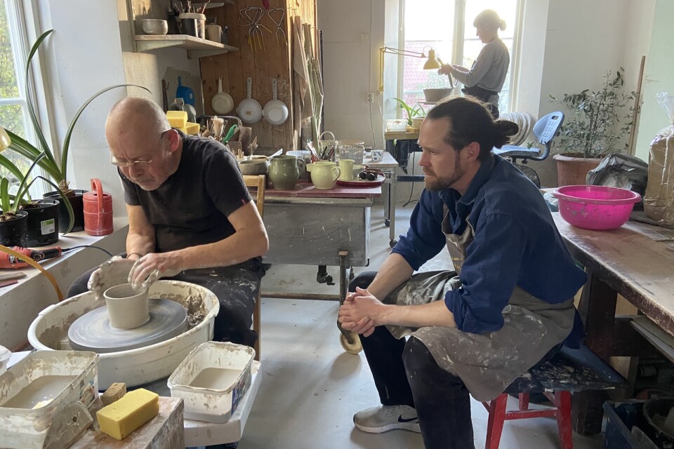 Kennet Williamsson och Hannes Rydell under skapandeprocessen till deras utställning " Skeden och skålen".